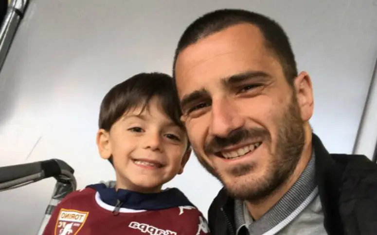 Bonucci, joueur de la Juventus, emmène son fils au resto dîner avec son idole, un joueur du… Torino