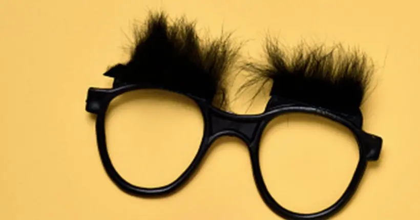 Les conseillers de Fillon avaient commandé 15 000 paires de “lunettes-sourcils”