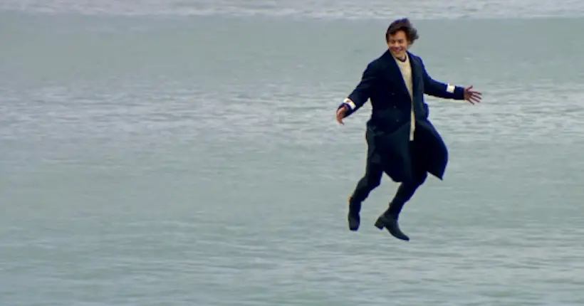 Harry Styles se sent pousser des ailes dans le clip de “Sign of the Times”