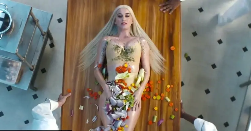 Katy Perry bouillante et cannibale dans son nouveau clip “Bon Appetit”