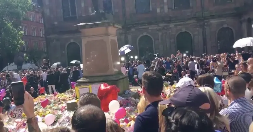À Manchester, des milliers d’Anglais ont entonné “Don’t Look Back in Anger” après une minute de silence