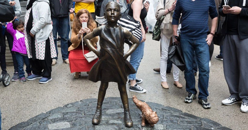 Un artiste en colère installe la sculpture d’un chien qui pisse à côté de la Fearless Girl de Wall Street