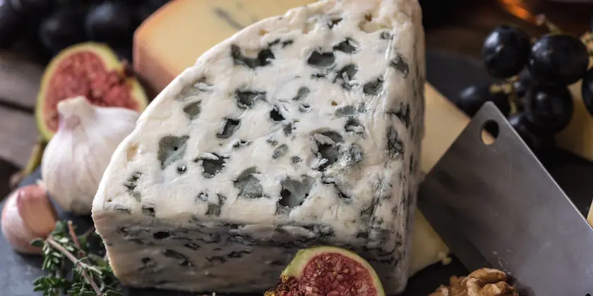 Vidéo : pourquoi aime-t-on autant les fromages qui puent ?