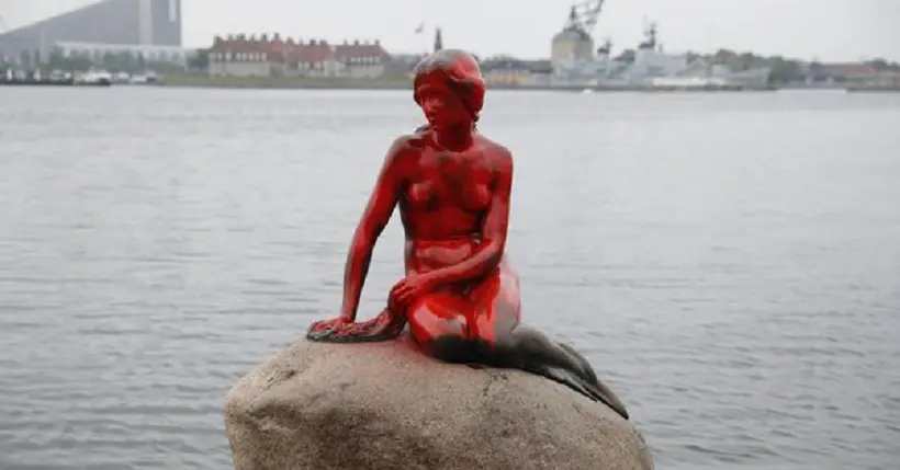Pour dénoncer le massacre de baleines aux îles Féroé, la Petite Sirène de Copenhague a été ensanglantée