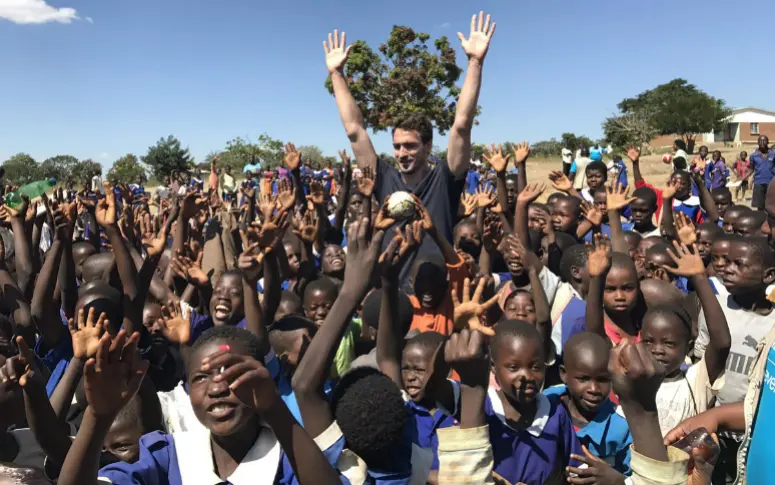 En images : la visite de Mats Hummels au Malawi pour l’UNICEF
