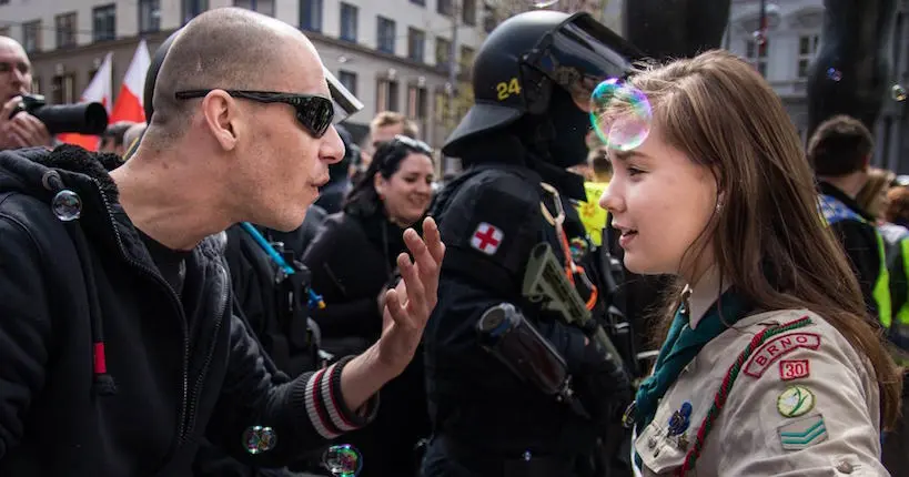 La photo puissante d’une jeune scoute face à un militant néonazi