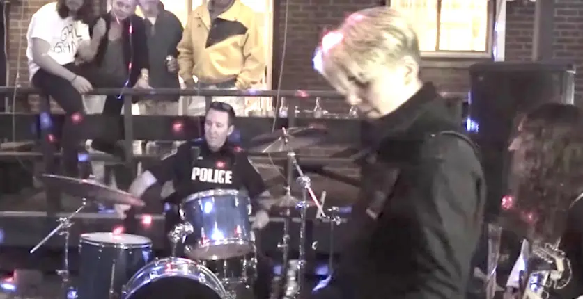 Vidéo : quand un policier venu arrêter un concert se met à jouer avec le groupe