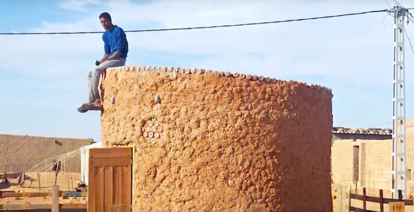 Ce réfugié sahraoui construit des maisons à partir de bouteilles en plastique