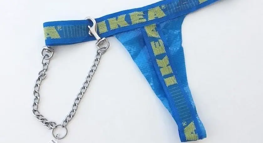 La dernière tendance : transformer les sacs bleus de chez Ikea en habits et accessoires