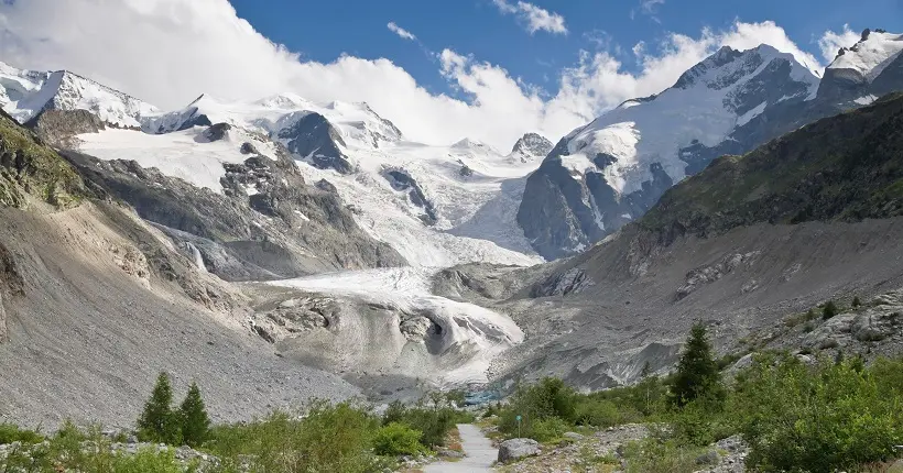 En galère, la Suisse espère sauver un glacier en l’enneigeant artificiellement