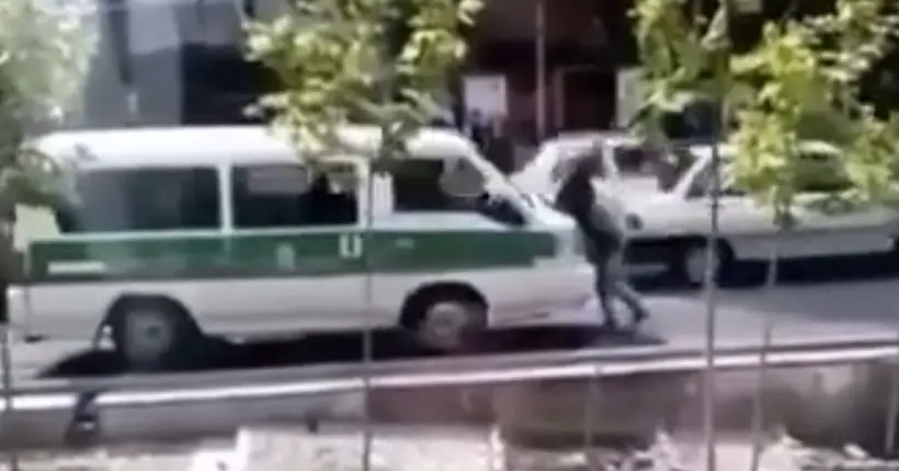 Vidéo : une femme manque de se faire écraser par la police iranienne parce qu’elle n’a pas de voile