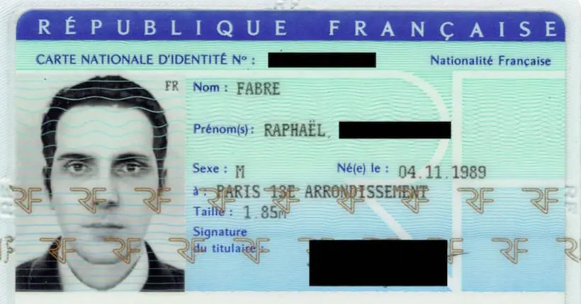 La photo de cette véritable carte d’identité est en réalité un autoportrait en images de synthèse