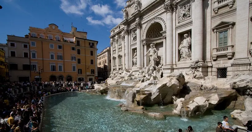 À Rome, il est désormais interdit de boire et manger autour des fontaines historiques