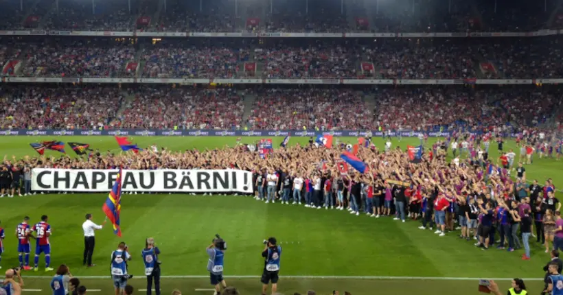 Vidéo : des fans du FC Bâle envahissent la pelouse en plein match pour rendre hommage au président du club
