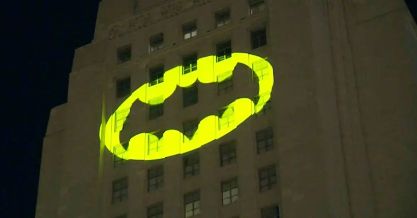 En images : le bat-signal vintage de Los Angeles en hommage à Adam West