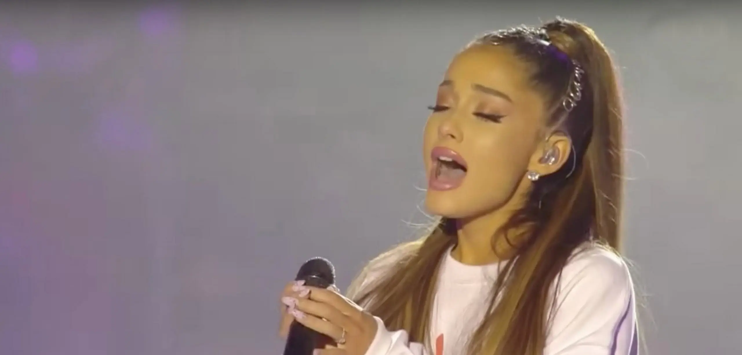 Les fans d’Ariana Grande lancent une pétition pour que sa reprise d'”Over the Rainbow” sorte en single