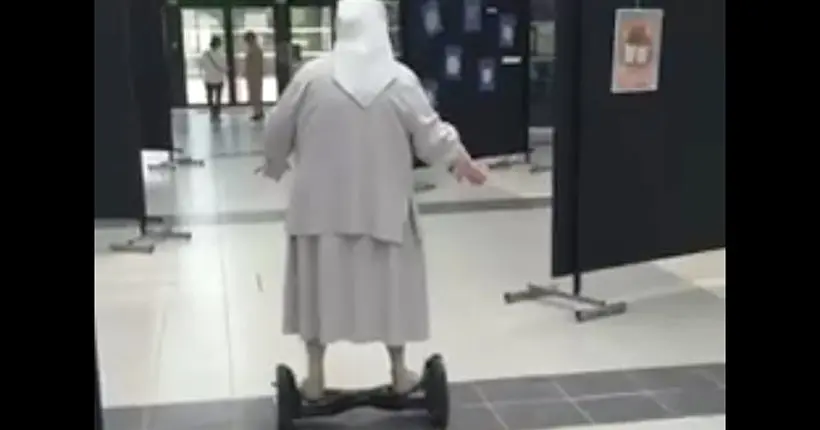 Vidéo : à 77 ans, sœur Fabienne est allée voter en hoverboard