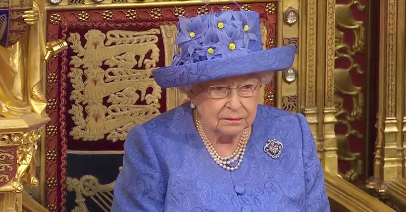 Avec son chapeau aux couleurs de l’Europe, Elizabeth II a envoyé un message aux Britanniques