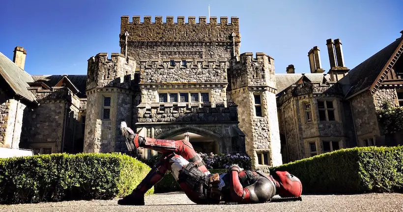 Ryan Reynolds tease Deadpool 2 en posant devant le manoir des X-Men