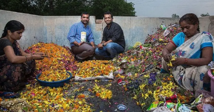 En Inde, une entreprise sociale récupère les fleurs dans les temples pour les recycler