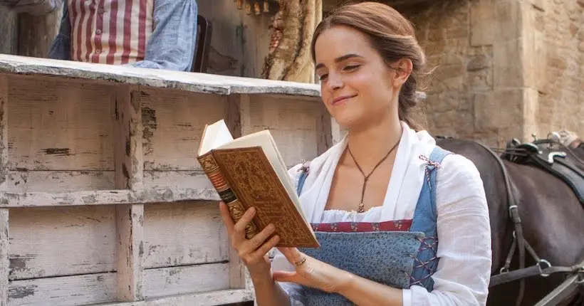 Emma Watson est en train de cacher des romans The Handmaid’s Tale dans tout Paris
