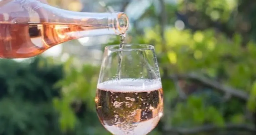 Un rosé à 7 euros commercialisé chez Aldi élu l’un des meilleurs vins du monde