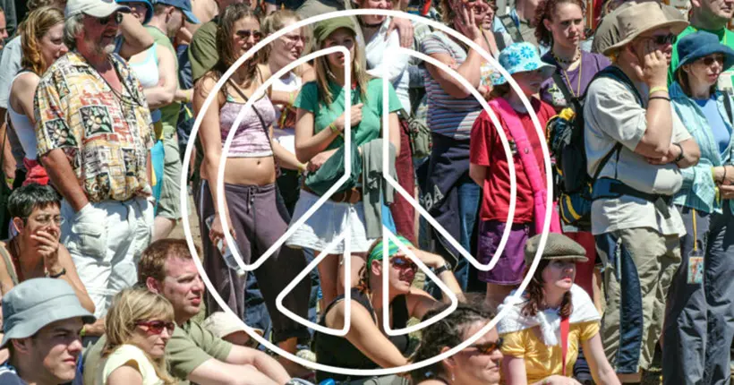 À Glastonbury, les festivaliers veulent battre le record du plus grand signe Peace & Love humain