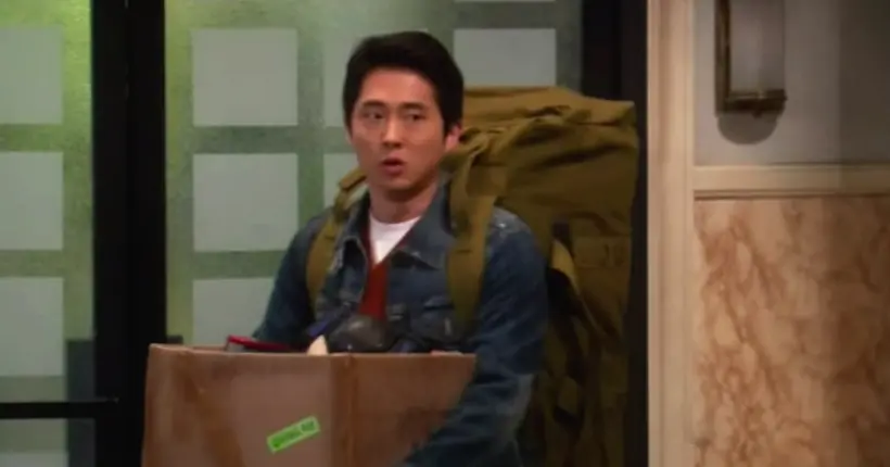 On t’a vu : Steven Yeun fuir son coloc Sheldon Cooper dans The Big Bang Theory