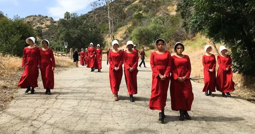 En images : des “Handmaids” sillonnent Los Angeles pour promouvoir la série aux Emmys