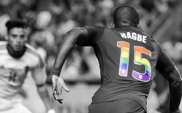 Aux États-Unis, on joue avec des maillots aux numéros couleur arc-en-ciel pour lutter contre l’homophobie
