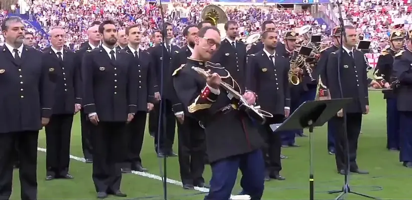 Le garde républicain qui a joué “Don’t look back in anger” au Stade de France invité par Noel Gallagher à son concert