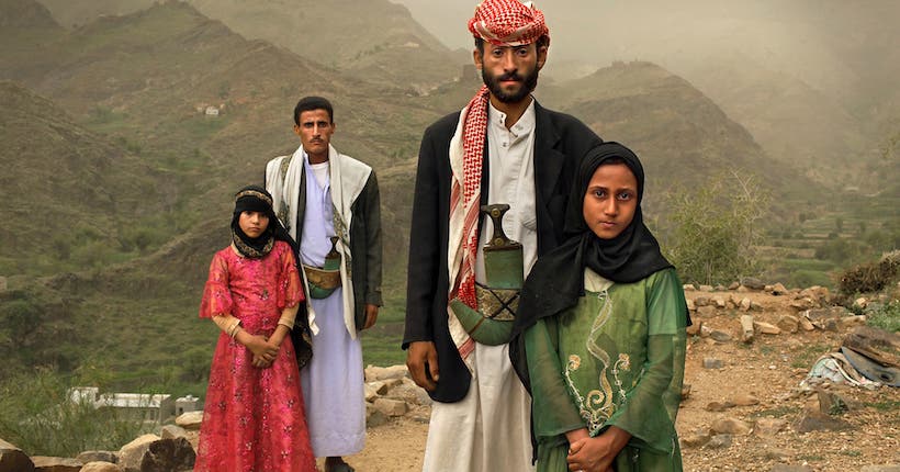 <p>Environs de Hajjah, Yémen.<br />
« Dès que je le voyais, je courais me cacher. Je le détestais. » Tahani (en rose) se souvient des premiers temps de son mariage avec Majed. Elle avait alors 6 ans et lui 25. Elle en a 8 aujourd’hui, et elle est photographiée ici dans son village avec une autre petite mariée, Ghada, son ancienne camarade de classe.<br />
© Stephanie Sinclair / Too Young to Wed</p>
<p> “Whenever I saw him, I hid. I hated the sight of him.” Tahani (in pink) recalls the early days of her marriage to Majed, when she was six and he was 25. Now eight years old, she is seen with another child bride, her former classmate Ghada, in their village outside Hajjah (Yemen).<br />
© Stephanie Sinclair / Too Young to Wed</p>
<p>Photo libre de droit uniquement dans le cadre de la promotion de l’exposition de Stephanie Sinclair “Too Young to Wed” à l’Arche du Photojournalisme en 2017 au format 1/4 de page maximum.<br />
Résolution maximale pour publication multimédia : 72 dpi<br />
Mention du copyright obligatoire.</p>
<p>The photos provided here are copyright but may be used royalty-free for press presentation and promotion of the Stephanie Sinclair exhibition “Too Young to Wed” at the Arche du Photojournalisme in 2017.<br />
Maximum size printed: quarter page<br />
Maximum resolution for online publication: 72 dpi<br />
Copyright and photo credits (listed with captions) must be printed.</p>
