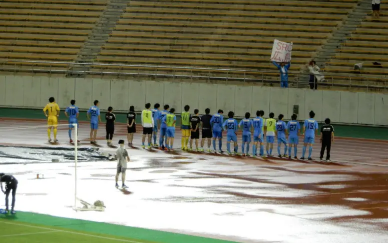 Après une défaite 6-0, les joueurs d’une équipe japonaise saluent leur seul et unique supporter