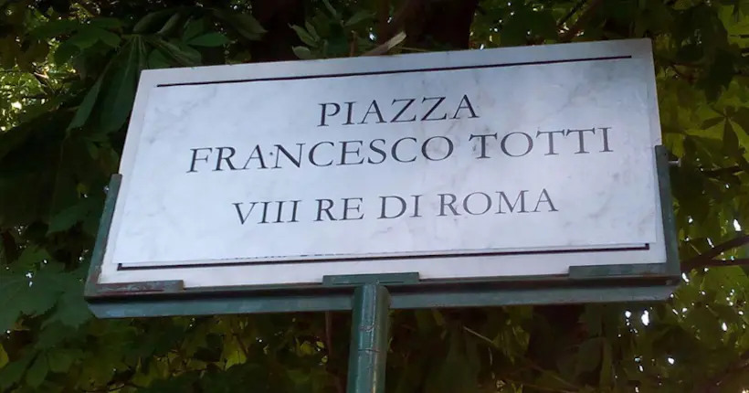 À Rome, les supporters de la Roma ont renommé une place en l’honneur de Francesco Totti