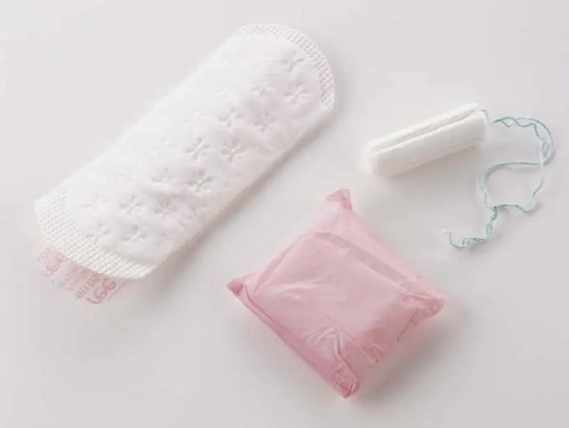 Vers des distributeurs de tampons et serviettes hygiéniques gratuits dans les lycées franciliens ?