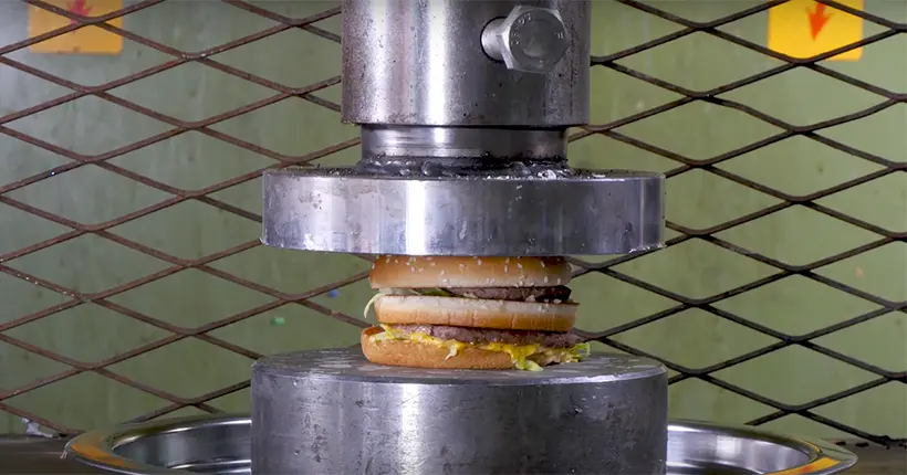 Vidéo : le sort d’un Big Mac sous une presse hydraulique