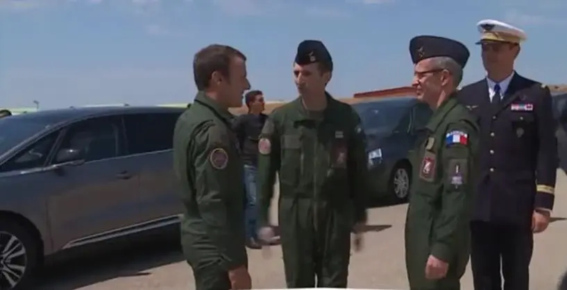 Quand Emmanuel Macron s’habille en Tom Cruise dans Top Gun pour rencontrer des militaires