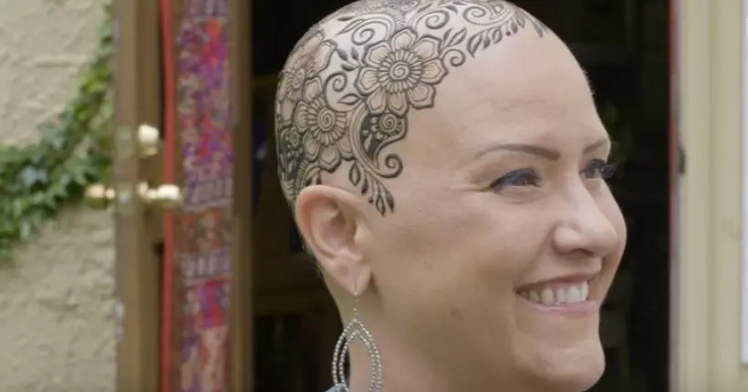 Sarah Walters fait des dessins au henné sur le crâne des personnes atteintes de cancer