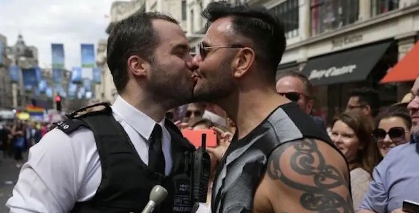 Le policier anglais qui avait fait sa demande en mariage pendant la Gay Pride a été harcelé en ligne