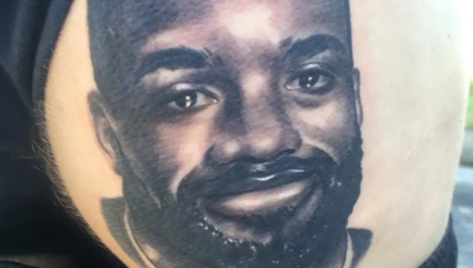 Alexandre Lacazette recherche le fan qui s’est fait tatouer son visage sur ses fesses