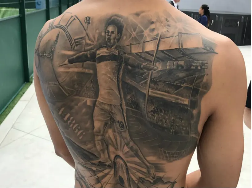 En images : Leroy Sané se fait tatouer sa célébration de but contre Monaco sur le dos