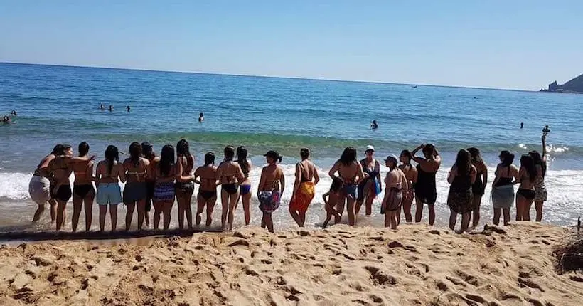 En Algérie, des femmes organisent des baignades en maillot de bain via un groupe Facebook secret