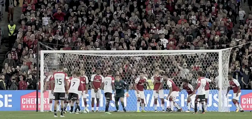 Vidéo : même en formant un mur de 11 joueurs, Arsenal encaisse un but sur coup franc indirect