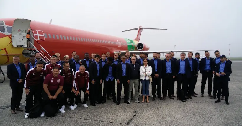 L’avion de l’équipe d’Ostende tombe en panne, leur président propose une partie de FIFA à l’OM pour passer le temps