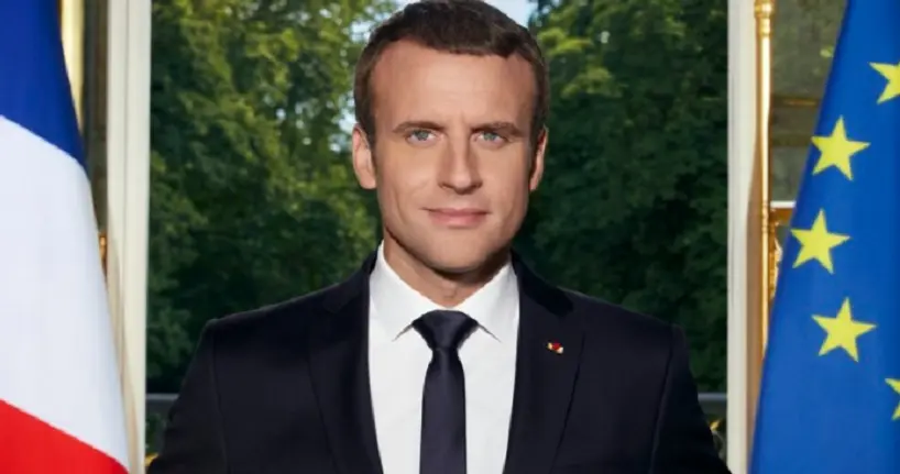 Trop haut de cinq centimètres, le portrait officiel d’Emmanuel Macron fait polémique auprès des maires