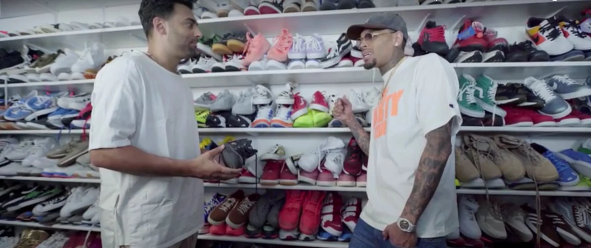Vidéo : Chris Brown dévoile sa collection (ridiculement) énorme de sneakers