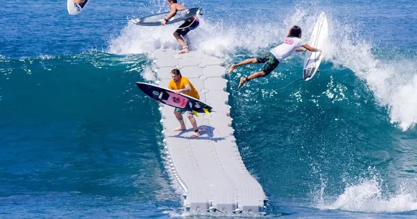 Vidéo : ces surfeurs ont créé un pont flottant pour mieux attraper leurs vagues