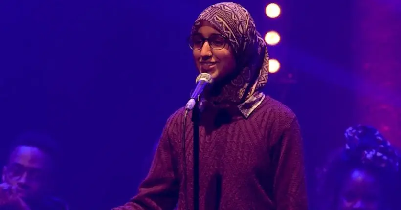 Vidéo : cette jeune poétesse britannique livre un slam magistral sur l’islamophobie