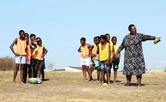 À 60 ans, cette mamie sud-africaine a décidé d’entraîner les enfants au rugby