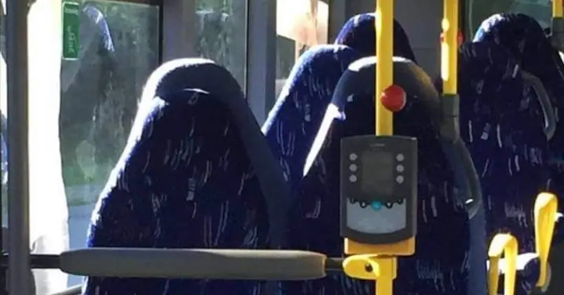 Quand des identitaires norvégiens prennent des sièges de bus pour des femmes en burqa